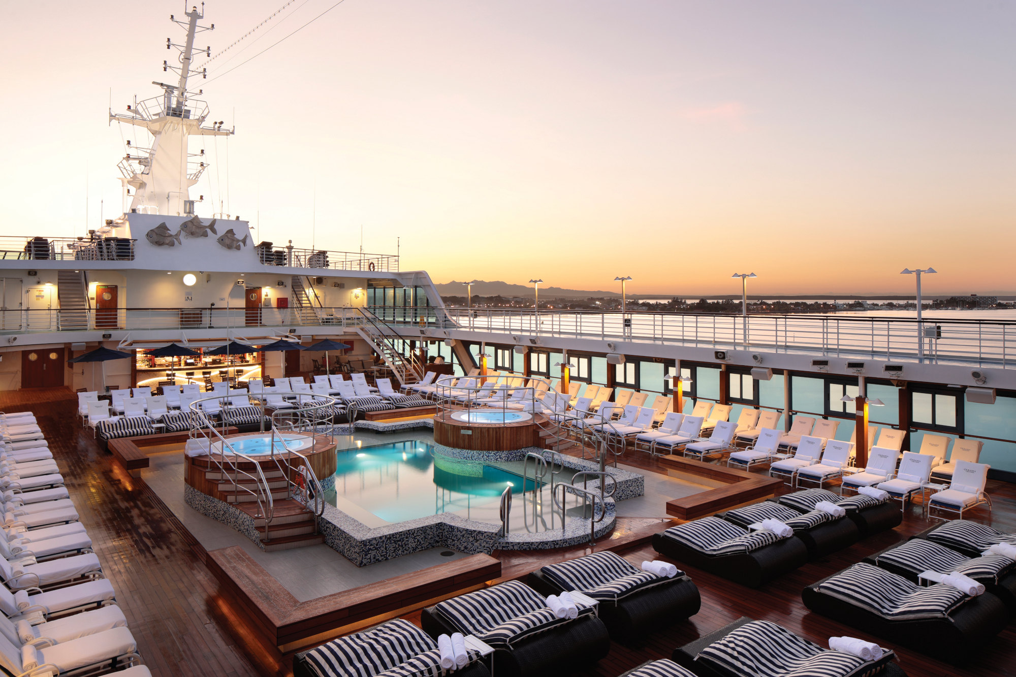 MyCruise Oceania-Cruises Oceania-Insignia Offentlige-arealer Pool-spa1